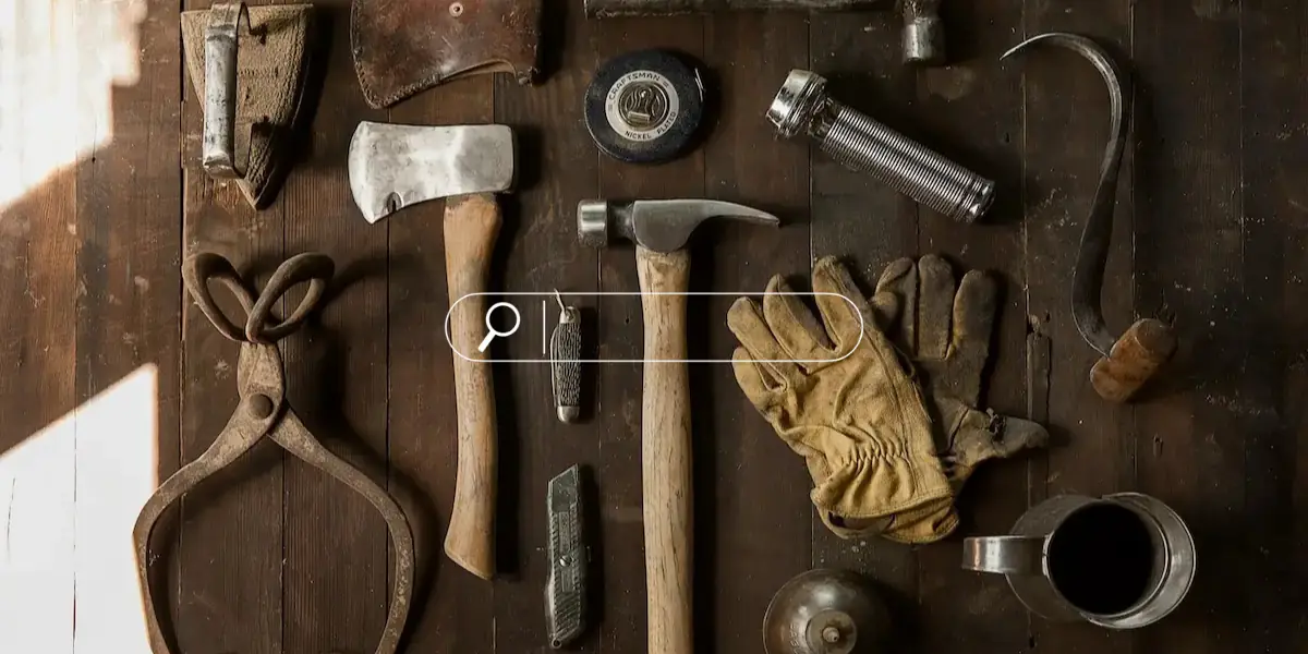 Traditionelle Handwerkswerkzeuge auf dunklem Holztisch – Symbol für echtes Handwerk