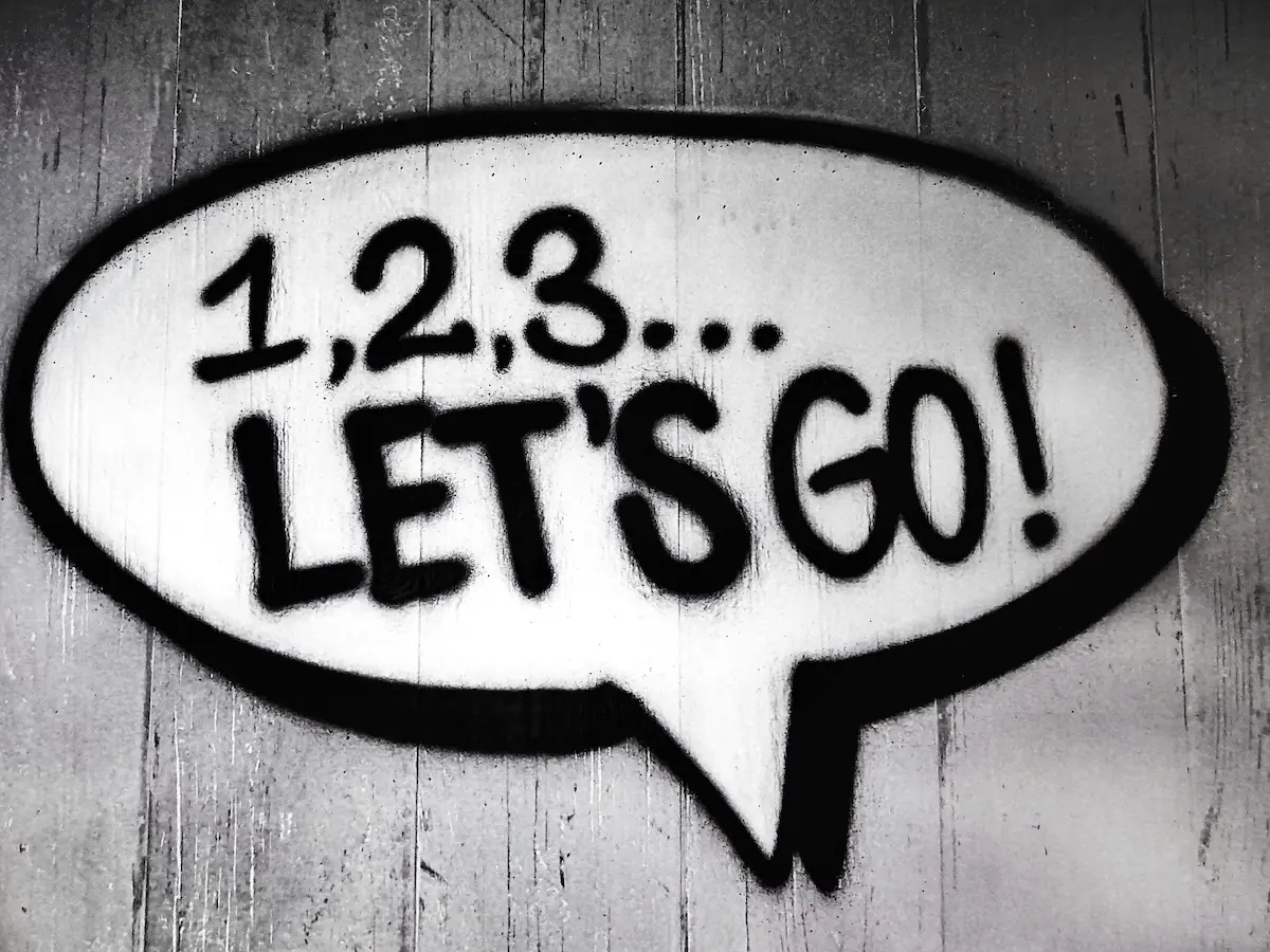 Sprechblase mit Graffiti-Schriftzug „1, 2, 3… LET’S GO!“ auf Betonwand – Startsignal im Streetstyle