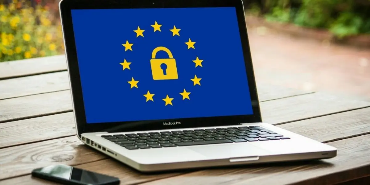 Laptop mit EU-Datenschutzsymbol – DSGVO und Website-Sicherheit im Fokus