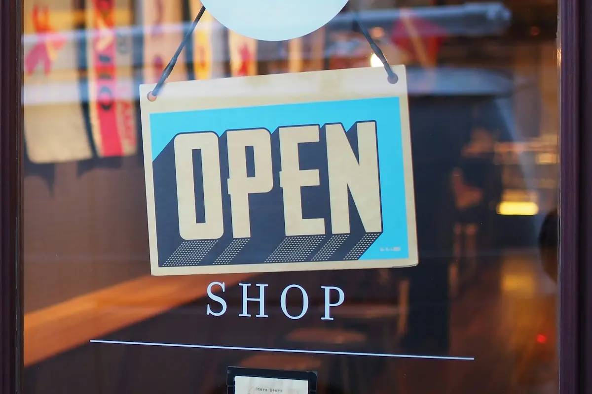 „Open“-Schild an Ladentür – Geschäft ist geöffnet und bereit für Kundschaft