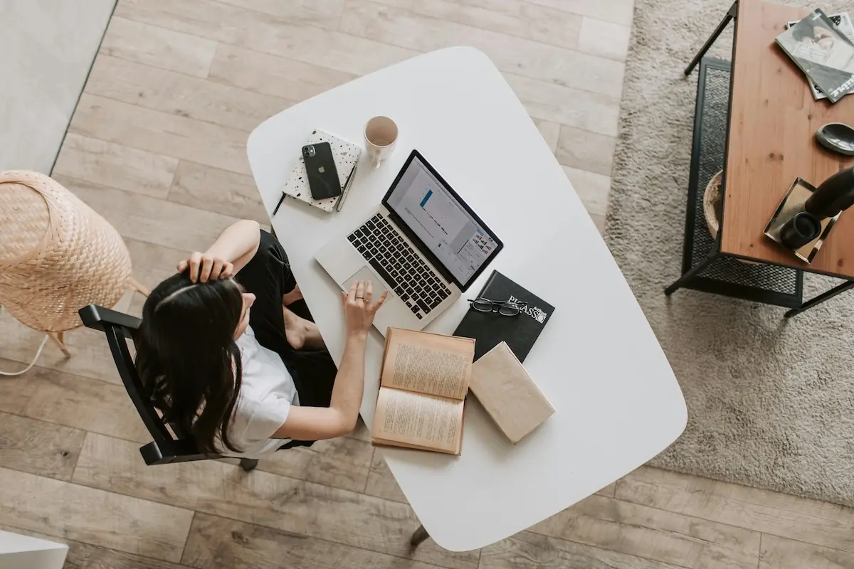 Frau arbeitet am Laptop zu Hause und optimiert ihre Webseite für Google-Rankings
