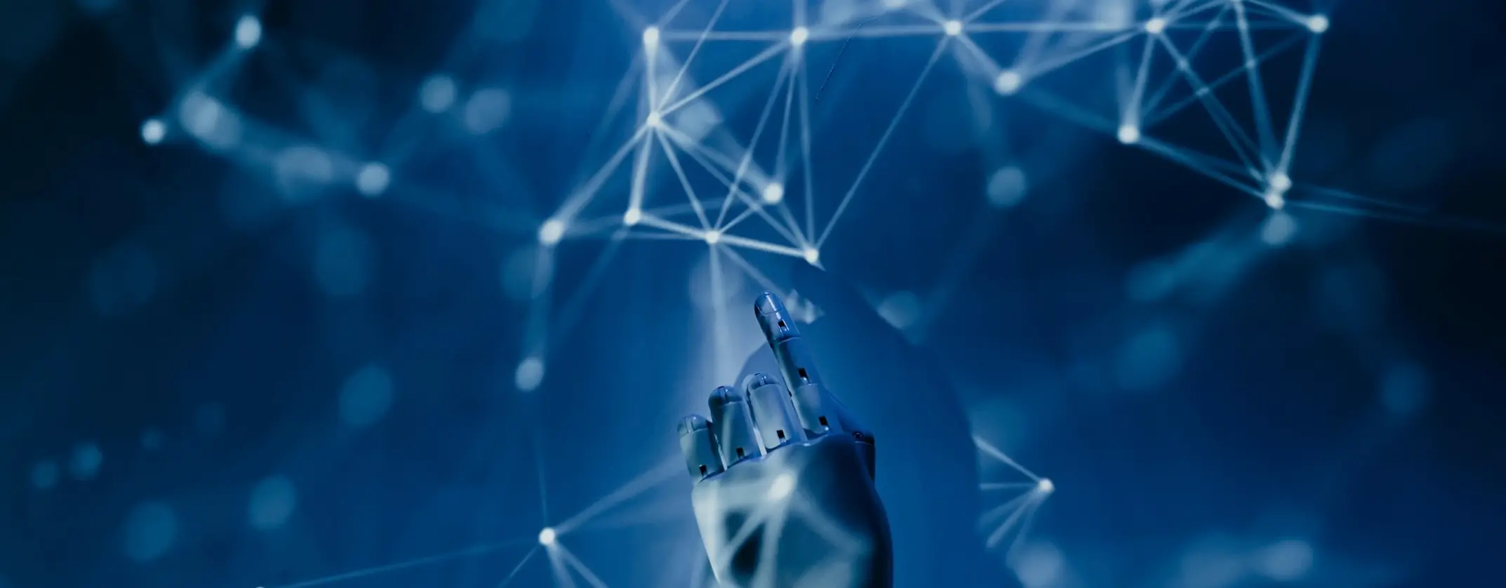 Roboterhand tippt auf digitales Netzwerk – Symbolbild für künstliche Intelligenz und Datenverbindungen